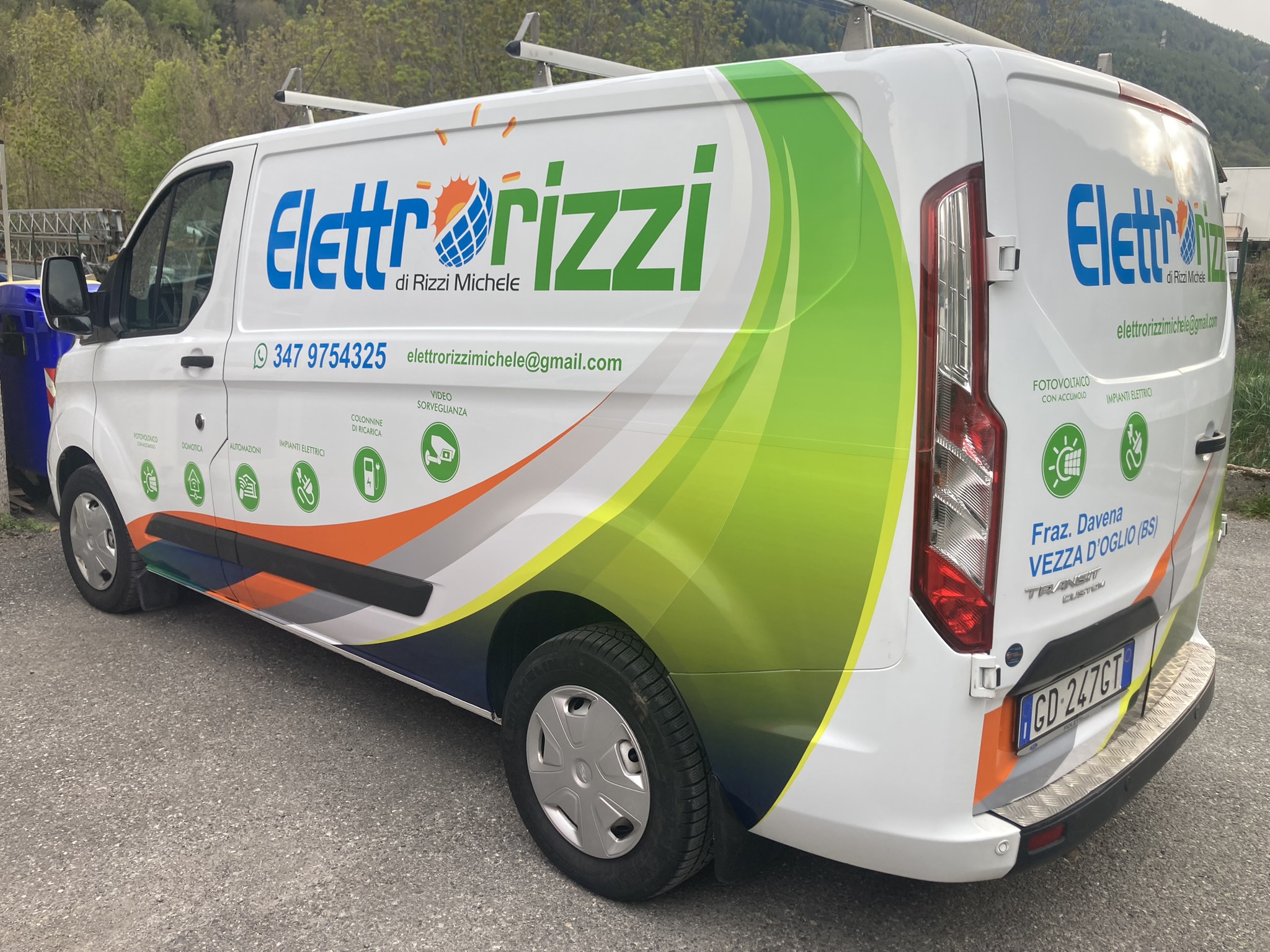 Furgone ElettroRizzi con decorazione aziendale