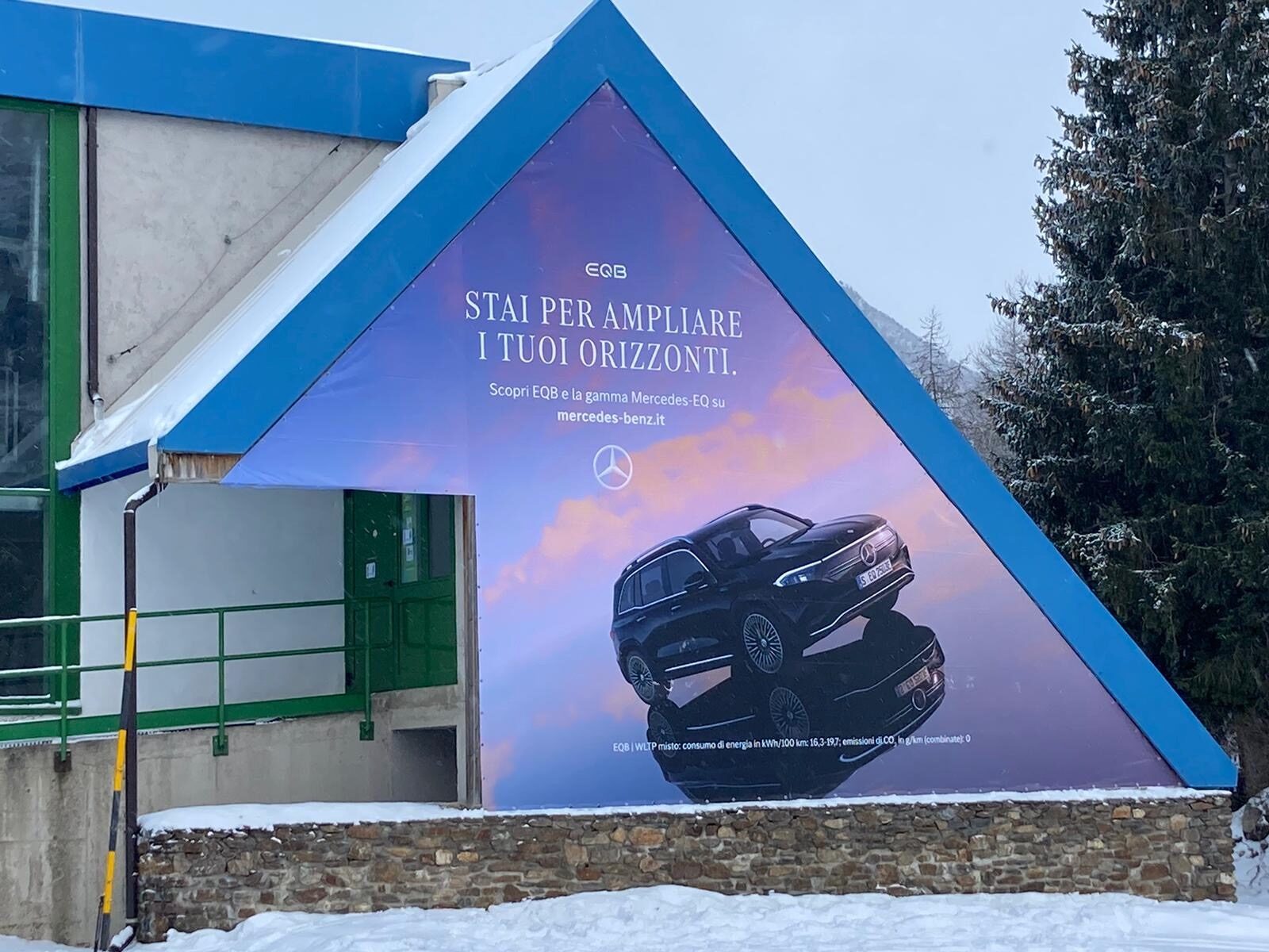 Grande stampa installata sulla facciata di un edificio in montagna