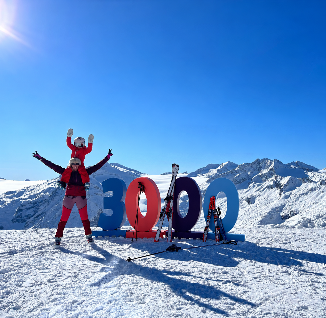 Installazione colorata 3000 sulla neve del ghiacciaio Presena con due sciatori